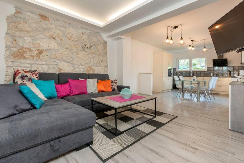 Predivan Novouredeni Apartman U Blizini Mora Banjole Exterior photo